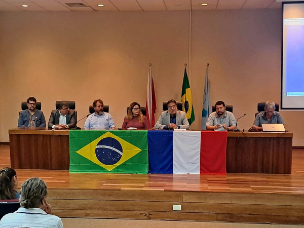 Mesa redonda “Cooperação científica do ponto de vista dos parceiros do projeto: mudanças climáticas e seus impactos na Amazônia”. Da esquerda para a direita: Homero Reis de Melo Junior, Serviço Geológico do Brasil, Walkymário Lemos, Embrapa Amazônia Oriental, Cristiano Martins, UFPA, Jacqueline de Carvalho Peçanha, Norte Brasil Consulting, João Lucídio Lobato Paes, Prefeito de Paragominas, Gabriel Resque, UFRA, Laurent Polidori, UFPA ©Oswaldo Forte Photojournaliste